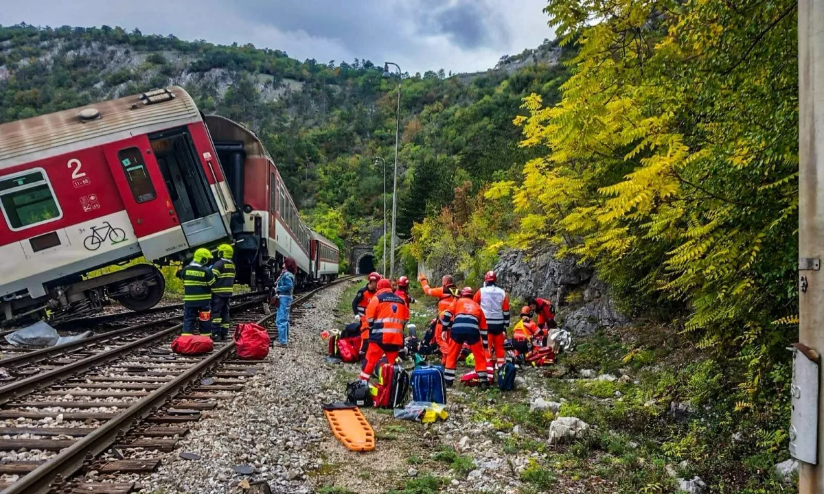 V trčenju vlakov na Slovaškem več deset ranjenih
