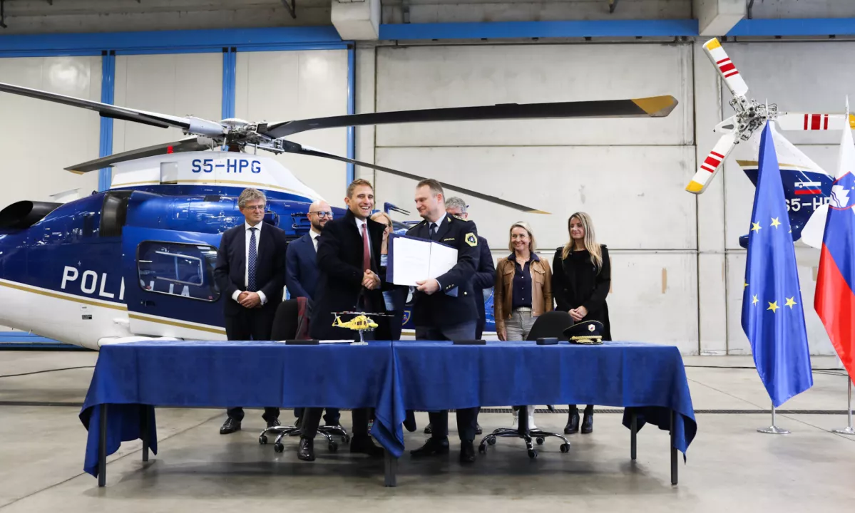 Generalni direktor policije z Leonardom podpisal pogodbo o nabavi helikopterjev