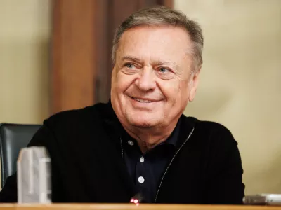 Ljubljana, Mestna hisa.Novinarska konferenca ljubljanskega zupana Zorana Jankovica, na kateri bodo predstavili potek prenov nekaterih cest v Ljubljani ter aktivnosti v Mestni obcini Ljubljana ob zacetku solskega leta.Ljubljanski zupan Zoran Jankovic.