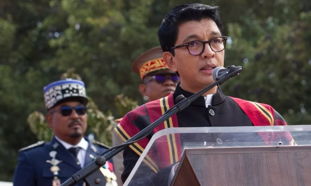 Predsednik Madagaskarja naj bi pobegnil iz države