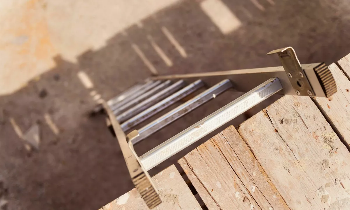 89-letnik padel z lestve in umrl