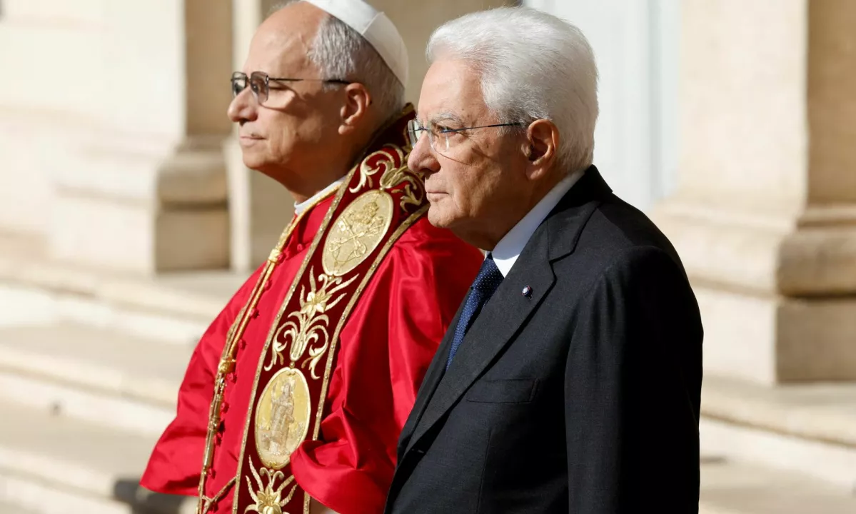 Papež Leon XVI. ob prvem obisku v tujini pozval Italijo k solidarnosti z migranti