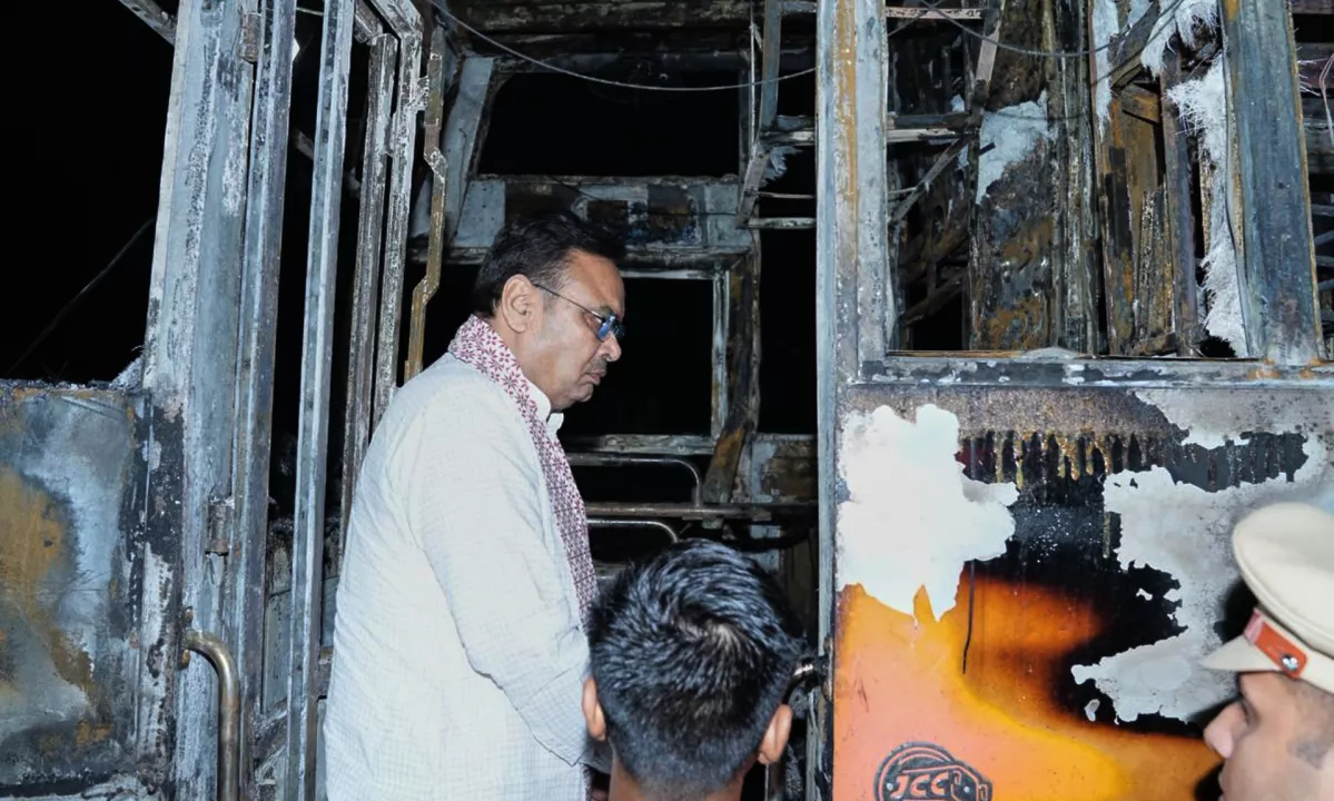 Preden so uspeli zapustiti avtobus, so ga zajeli plameni