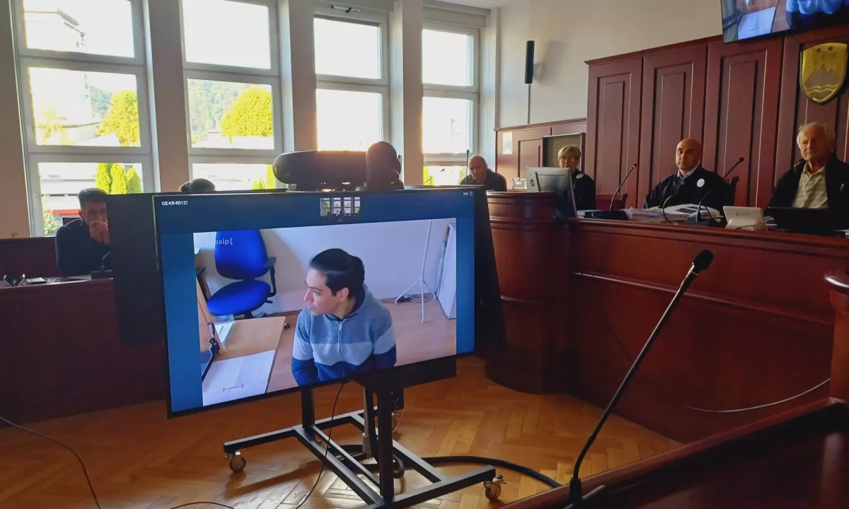 Sojenje Irancu za umor na Brniku zaradi tehničnih težav preloženo