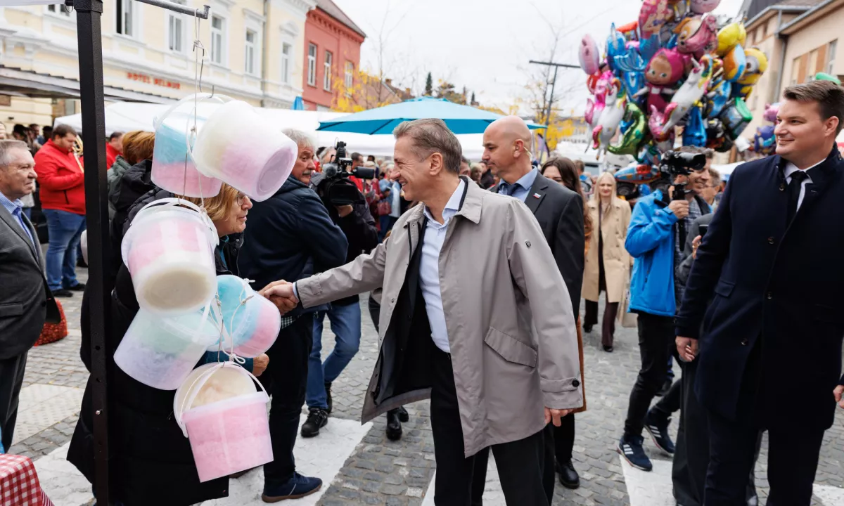 (PRENOS) Koliko božičnice in za koga?