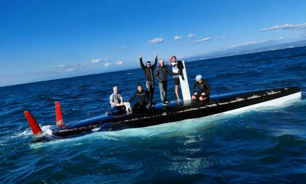 S potopljene jadrnice rešili podhlajeno posadko