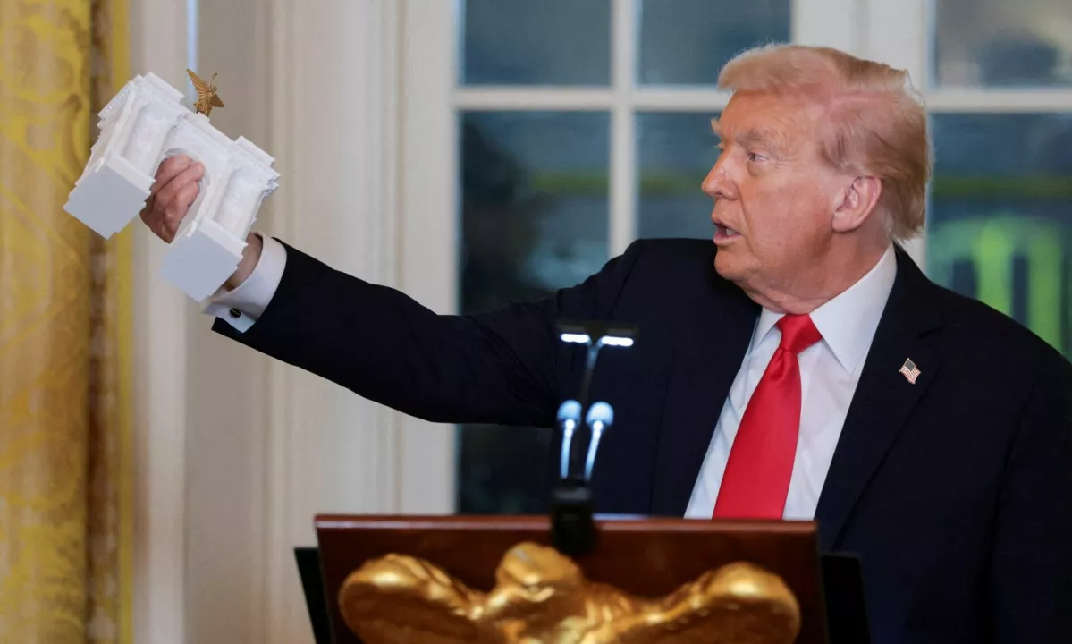 Trump si želi v Washingtonu postaviti slavolok po vzoru diktatorjev