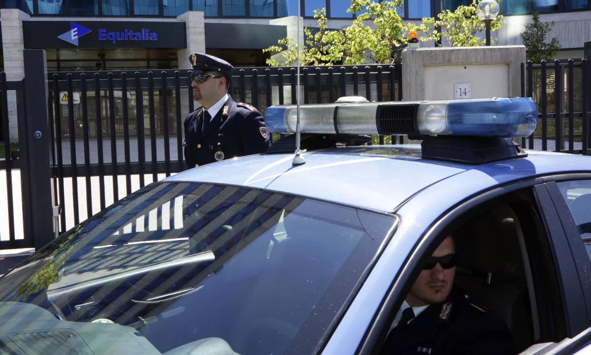 Pod avtomobilom italijanskega novinarja eksplodirala bomba