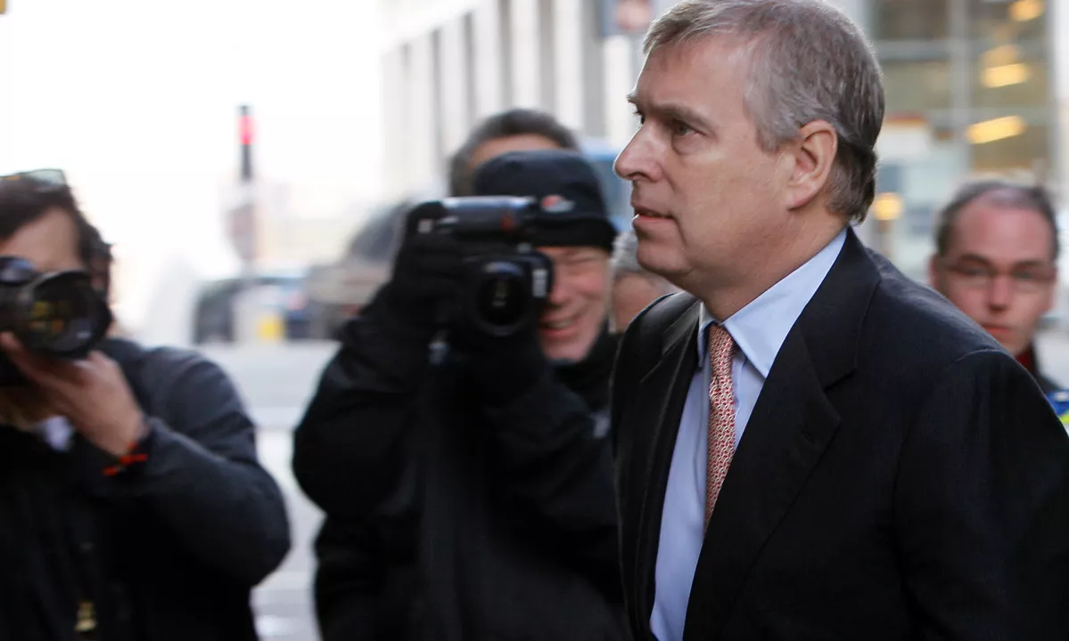 Princ Andrew se je odpovedal kraljevim nazivom zaradi povezav z Epsteinom