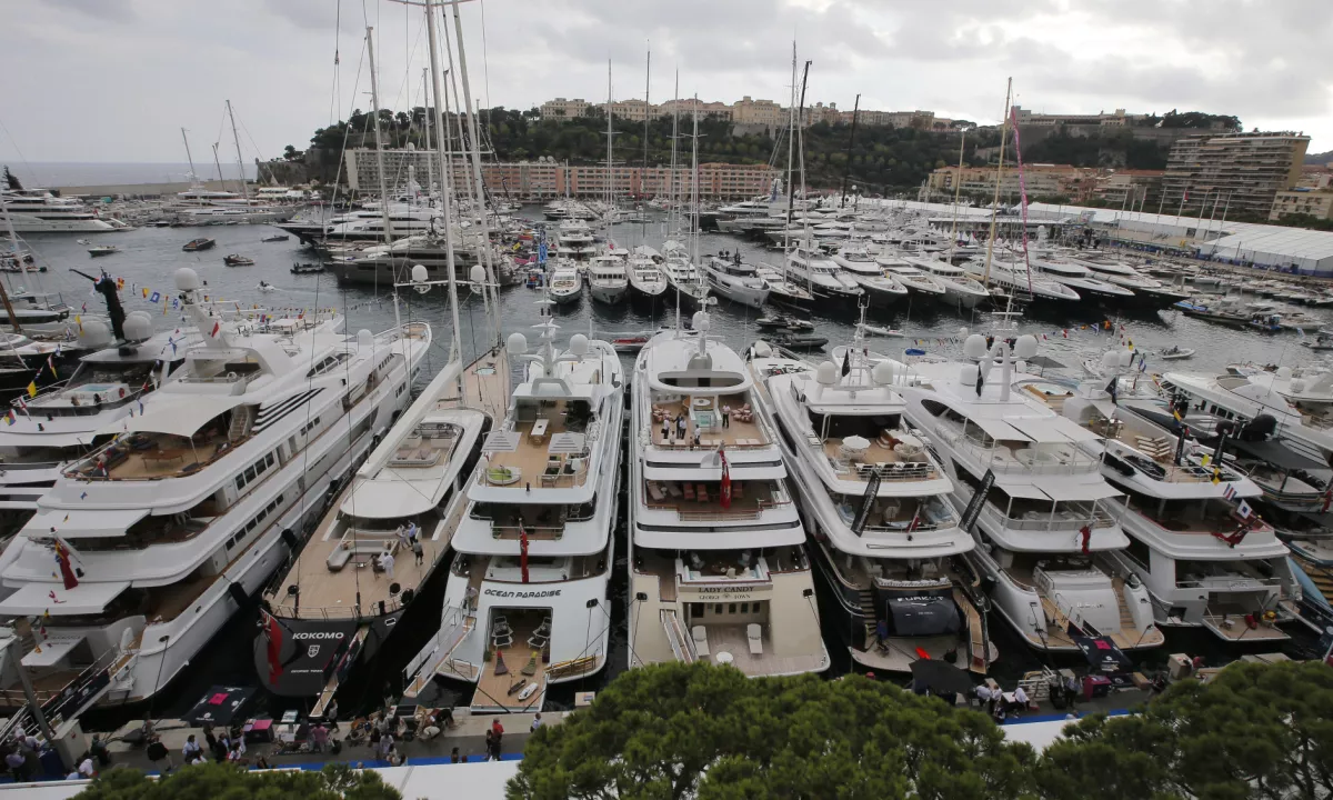 Teniški igralec Holger Rune kljub pomanjkanju vozniškega dovoljenja kupuje luksuzne avtomobile