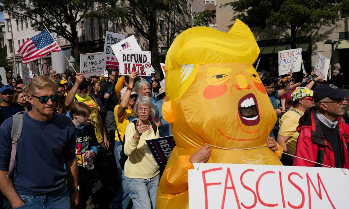 Množice Američanov na ulicah: Težko je gledati, kako država drsi v fašizem