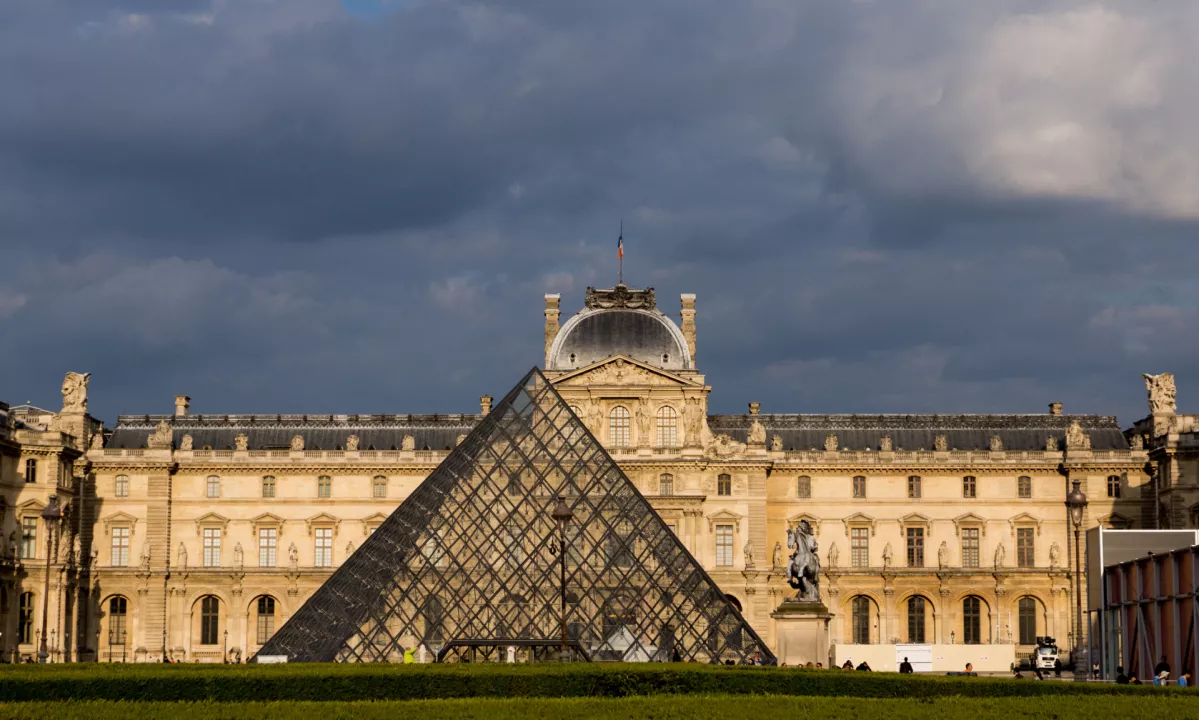 Rop v Louvru: med obnovo odtujili Napoleonove dragulje, muzej zaprt