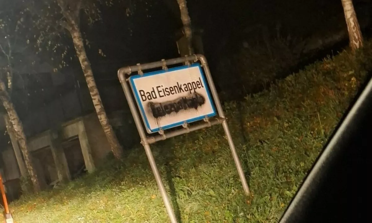 Neznanci prebarvali slovenske napise na dvojezičnih tablah na avstrijskem Koroškem