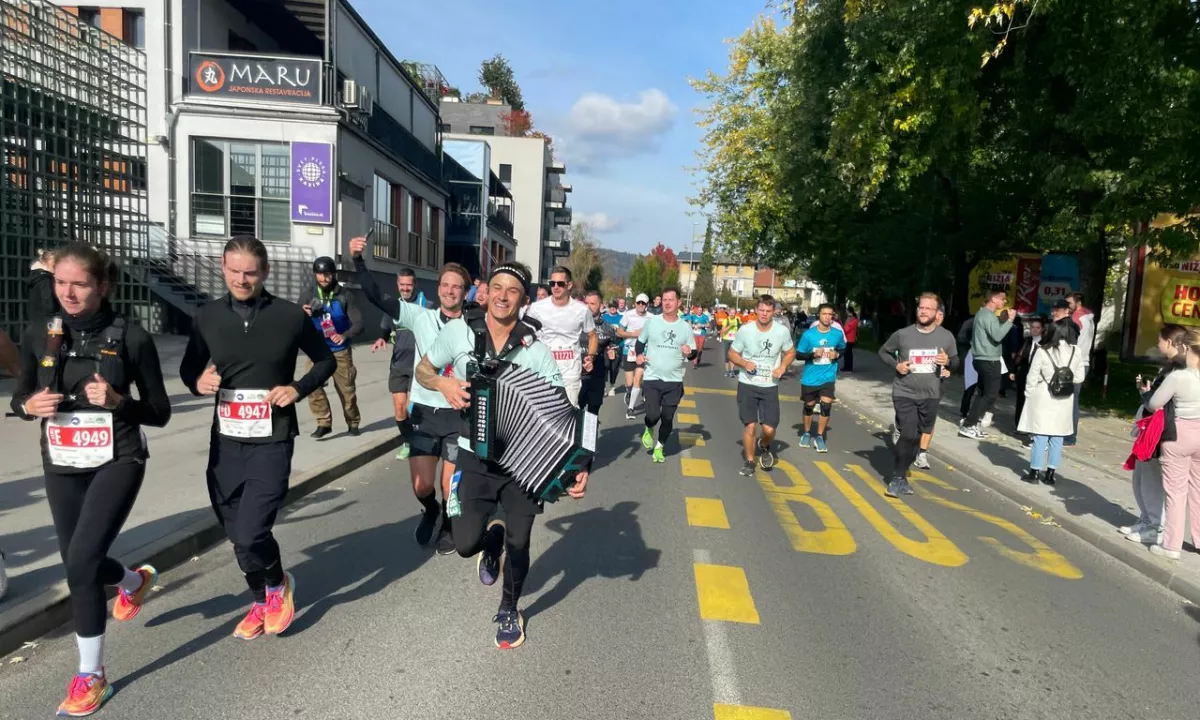 Za Guinnessov rekord: Anže po 42 km v cilj pritekel z Avsenikovo pesmijo