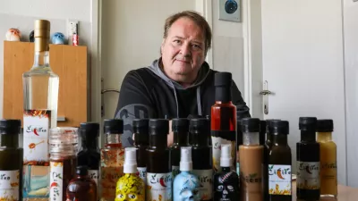 - 17.10.2025. - Vasja Ličen, kuhar in oridelovalec in vzgojitelj čilijev, ter proizvajalec čili omak pod blagovno znamko Čiličen.//FOTO: Bojan Velikonja