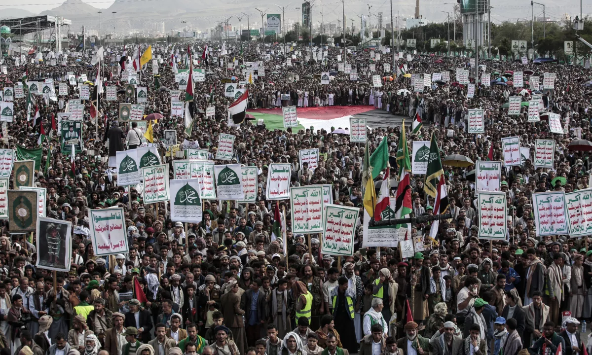 Hutijevci v Jemnu po napadu na stavbo ZN zadržujejo 20 zaposlenih