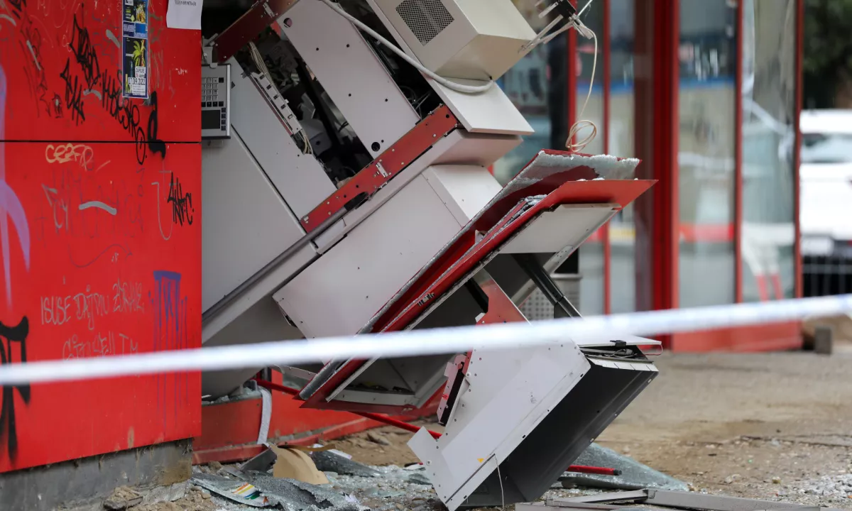 V Kranju razstrelili bankomat, policija prosi za pomoč