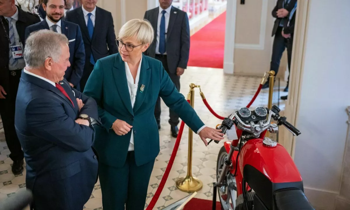 Predsednica Pirc Musar jordanskemu kralju Abdulahu II. pokazala motor