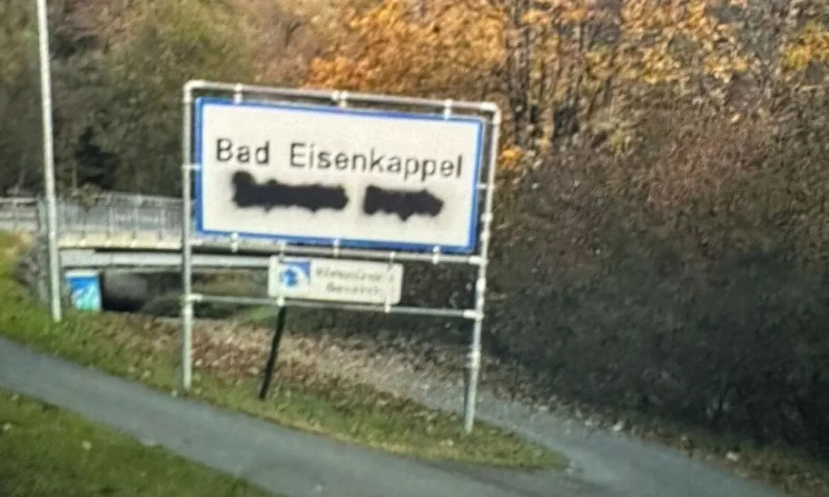 Na avstrijskem Koroškem odkrili dodatne poškodovane dvojezične table