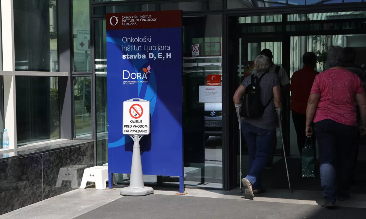 Na Onkološkem inštitutu uspešno opravili prvo robotsko asistirano operacijo