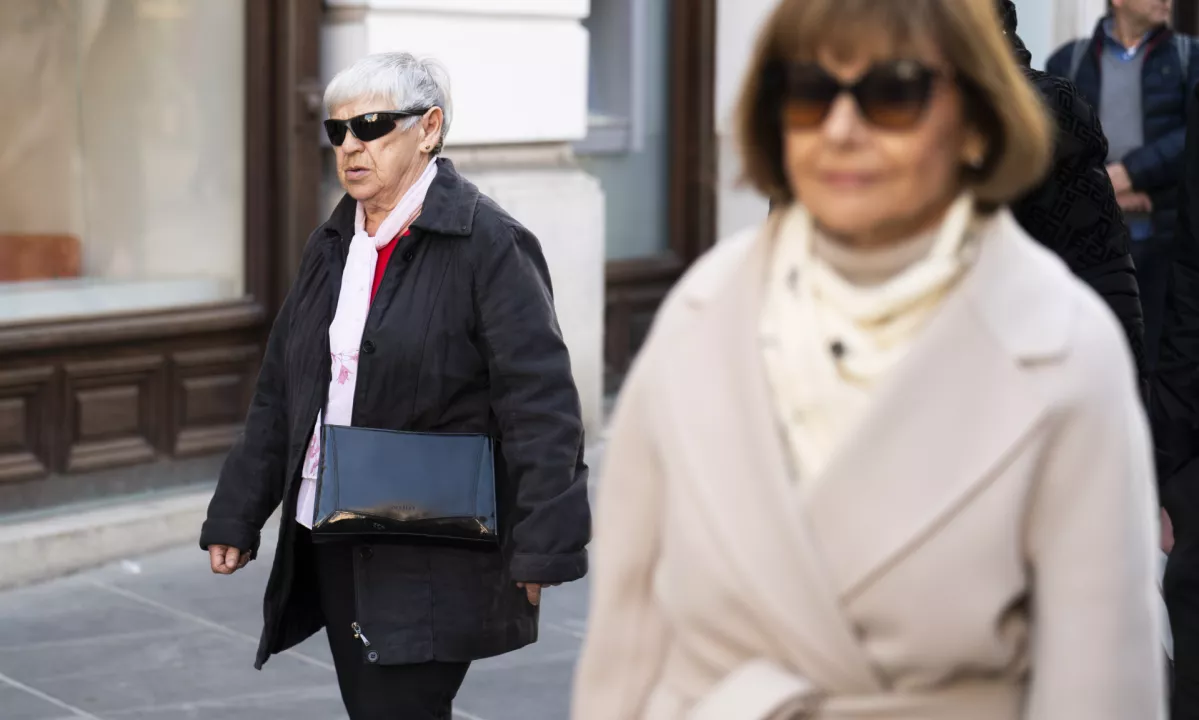 Starejšim občankam iz rok trgala torbice. Policisti so ju prijeli