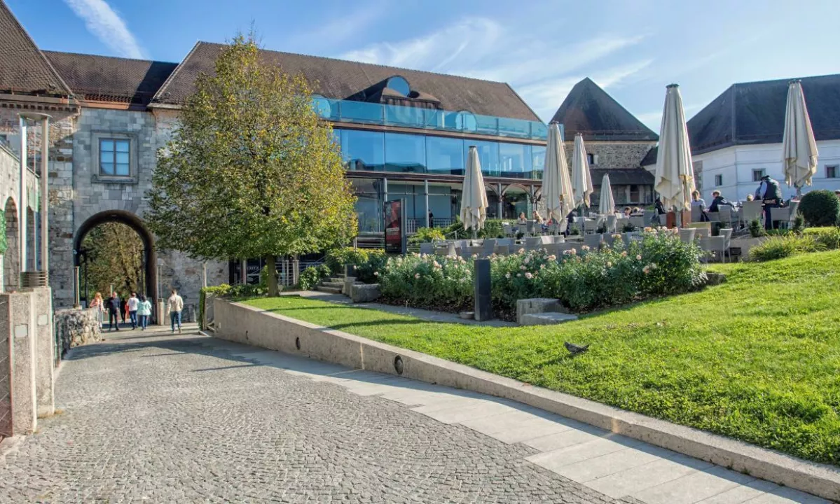 Ljubljanski grad bo do sredine novembra zaprl glavni vhod zaradi prenove dvorišča