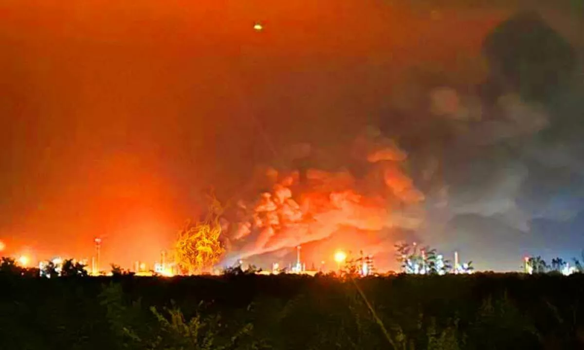 Velik požar zajel rafinerijo MOL pri Budimpešti