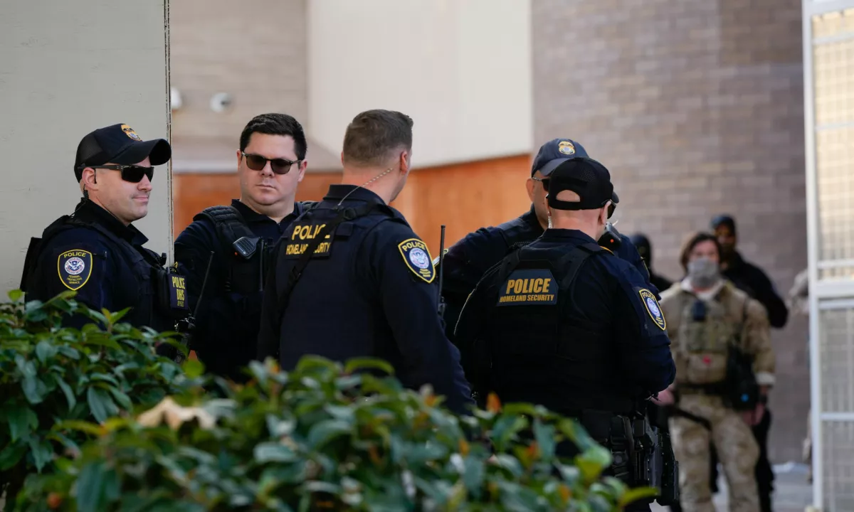 Sodnik v Chicagu dovolil aretacijo agentov ICE na območju sodišč