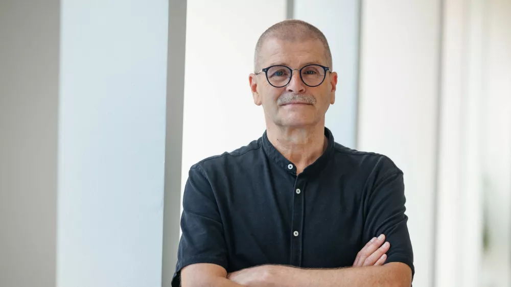 Miha Kovač na uradni sliki, ki jo je ustvaril Nebojša Tejič...