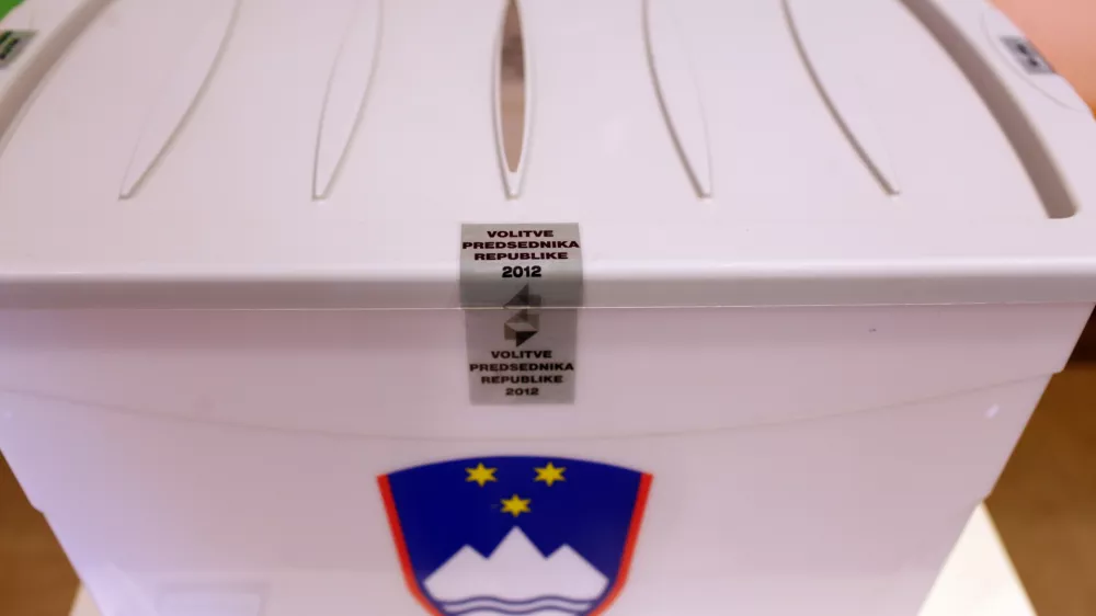 volišče - volilna skrinja - Predsedniške volitve 2012 - pete volitve za predsednika republike v samostojni Sloveniji - volili med tremi kandidati - Danilom Türkom, Borutom Pahorjem in Milanom Zverom //FOTO: Luka Cjuha