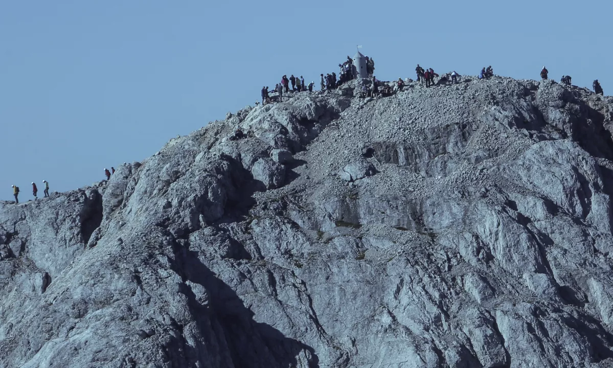 Gneča v gorah: Bodo vzpone na Triglav omejili?