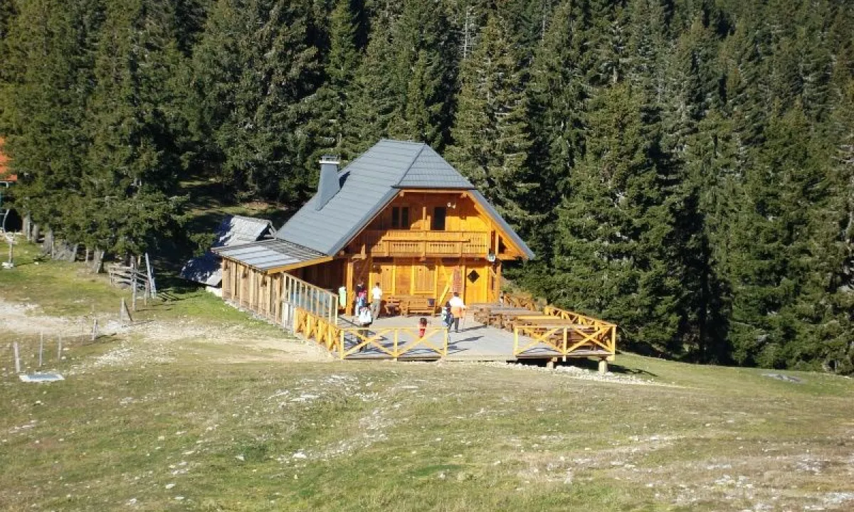 Požar na Golteh, zgoreli dve koči