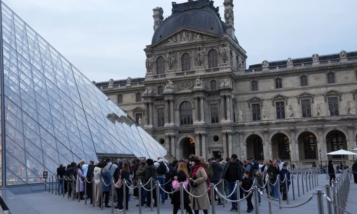 Pariški Louvre ponovno odprt po drznem ropu kronskih draguljev