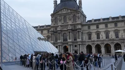 Visitors queue to enter the Louvre museum three days after historic jewels were stolen in a daring daylight heist, Wednesday, Oct. 22, 2025 in Paris. (AP Photo/Thibault Camus)