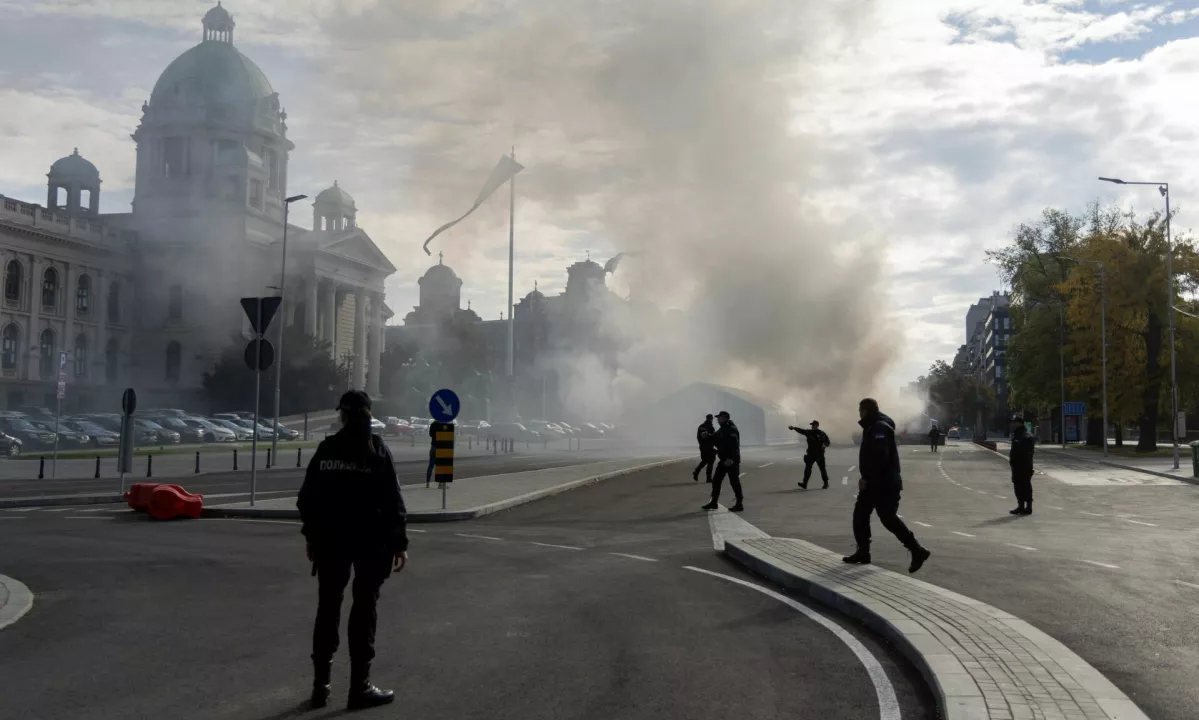 Požar in eksplozija pred srbskim parlamentom v Beogradu