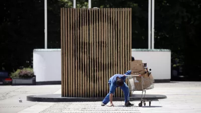 - ilustrativna fotografija - spomernik Ivan Cankar - Cankarjeva ploščad - nakupovalni voziček - potrošnik foto: Luka Cjuha