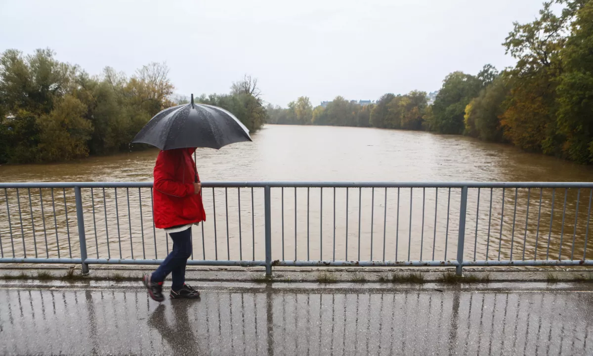 Reka Vipava se razliva, veter podiral drevesa
