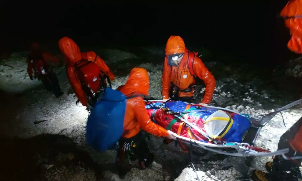 Madžarska pohodnica si je med spustom s Triglava v dežju zlomila golenico