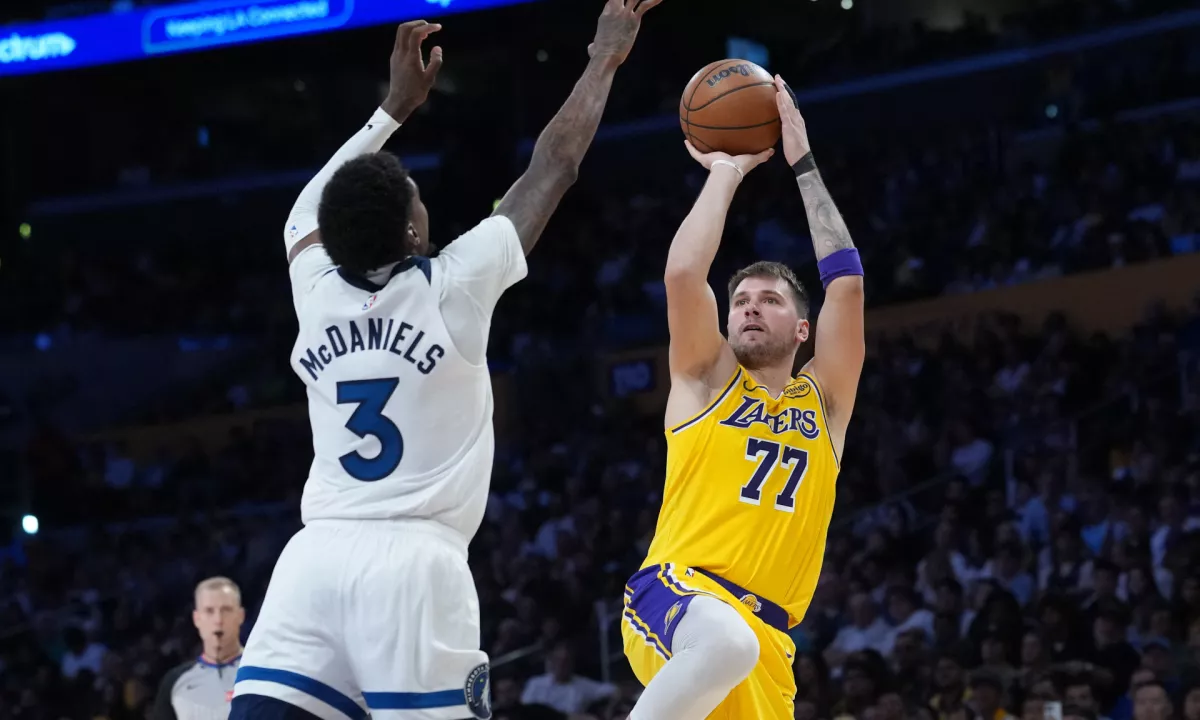 Luka Dončić z 49 točkami blestel, Lakersi do prve zmage