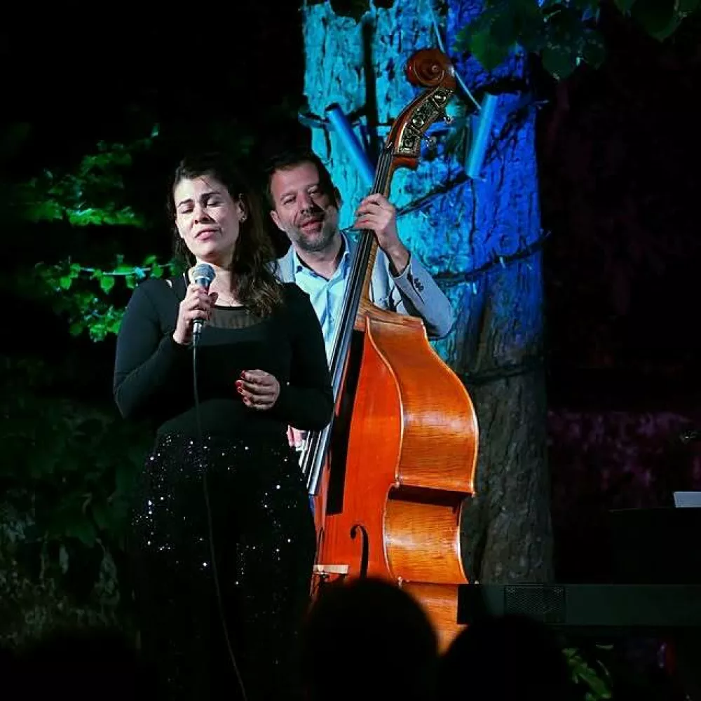 Ana Marija Mitić s triom 18. julija 2025 v kranjskem Cafe Pungartu