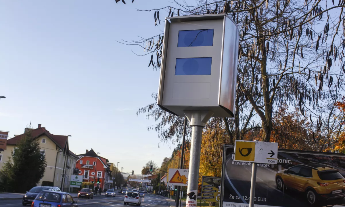 Vandali na delu: V Mariboru razneslo ohišje radarja