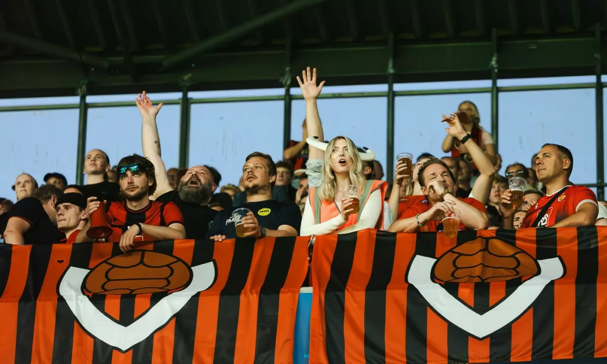 Islandci 74-let brez piva, zdaj zaradi zelenega zlata na stadion vdrla policija