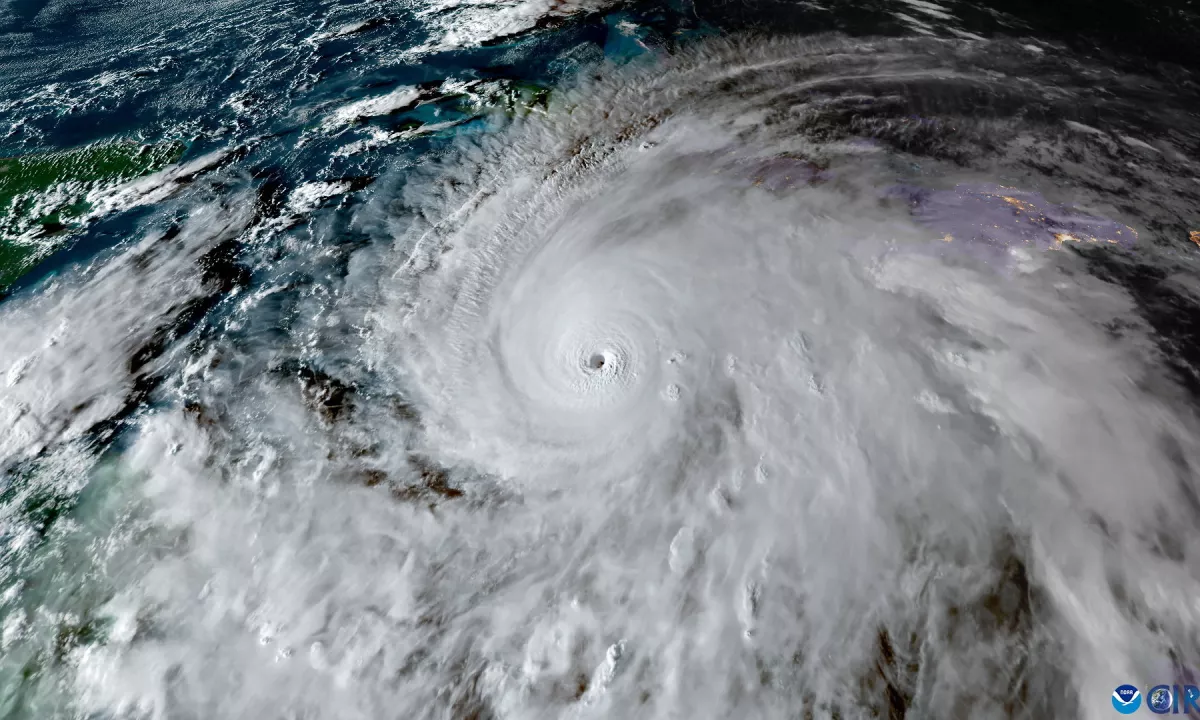 (VIDEO) V očesu najmočnejšega orkana, ki je vzel že sedem življenj