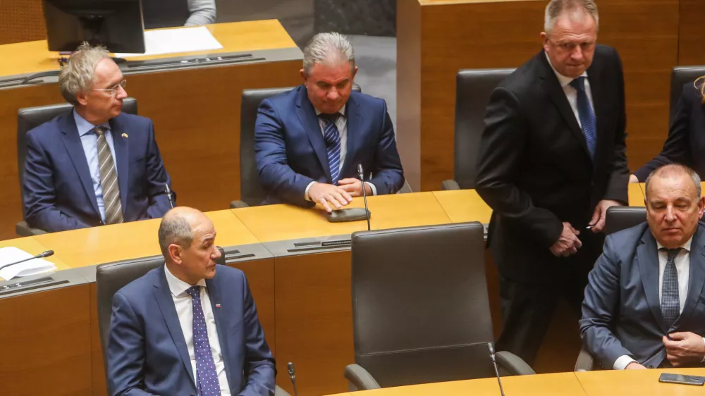 ﻿zaprisega ministrovminister za gospodarski razvoj in tehnologijo inpredsednik SMC Zdravko Počivalšekpredsednik vlade Janez Janša (SDS)13.03.2020 - Državnizbor - izredna seja DZ, na kateri so potrdili listo kandidatov za ministre pod vodstvom predsednika vlade Janeza Janše //FOTO: BojanVelikonjaMatej Tonin, minister za obrambo