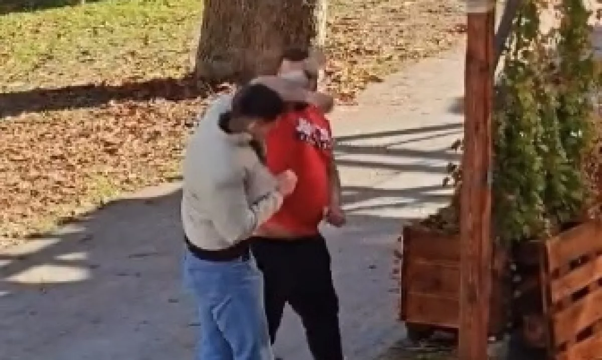 (VIDEO) Pridržali moškega, ki je uriniral na kraju tragedije v Novem mestu