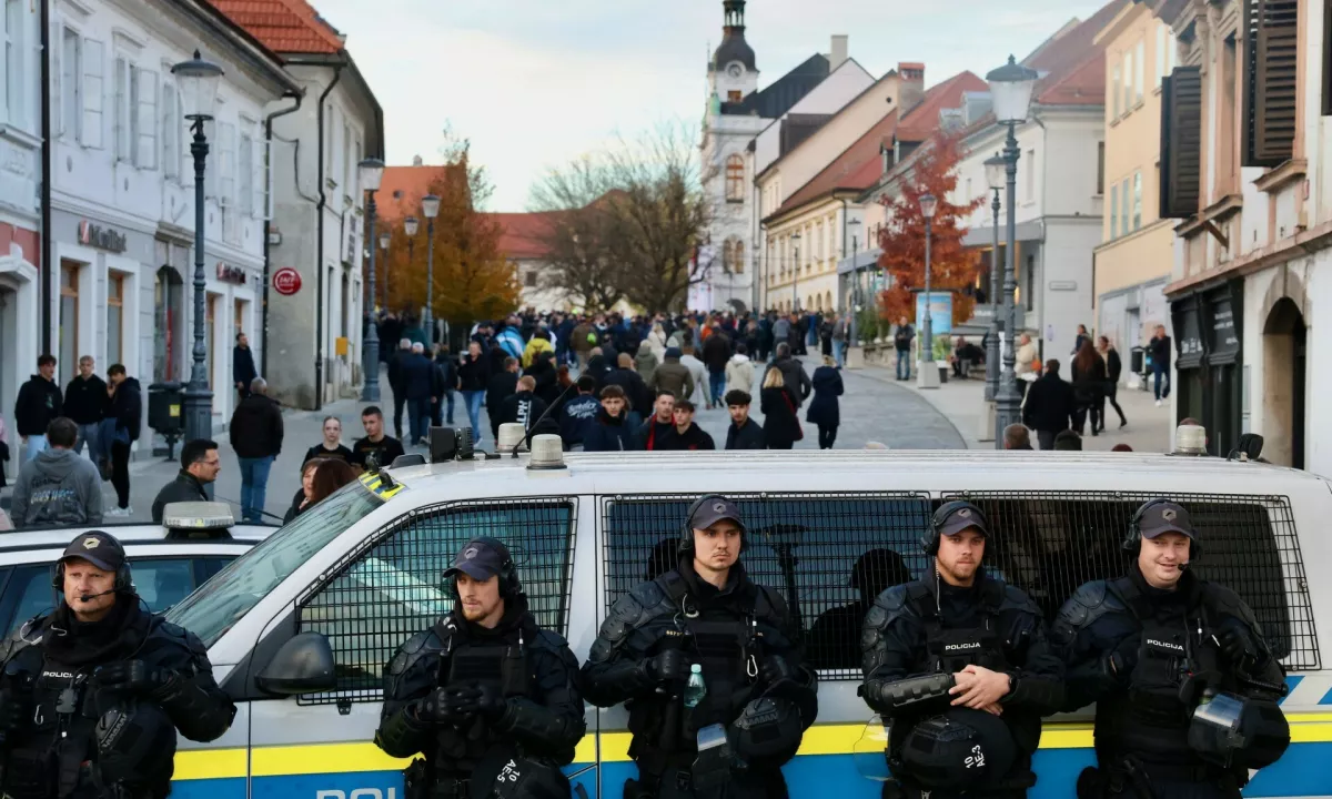 (V ŽIVO) Več tisoč ljudi na protestnem shodu in okrepljena prisotnost policije