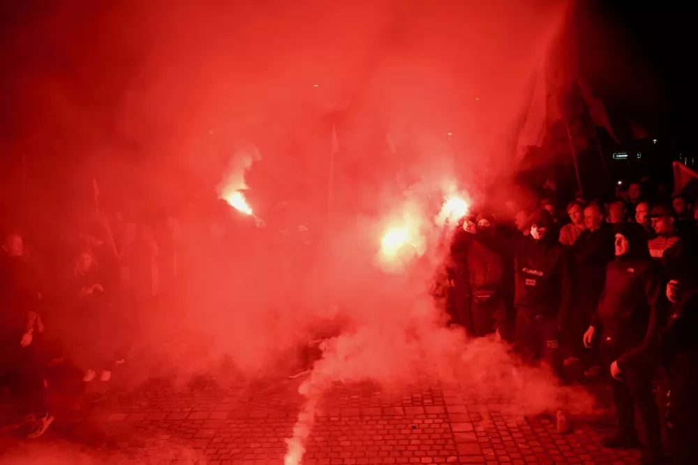 Nekaj po 18. uri so na trgu zagorele bakle. Foto: Jaka Gasar