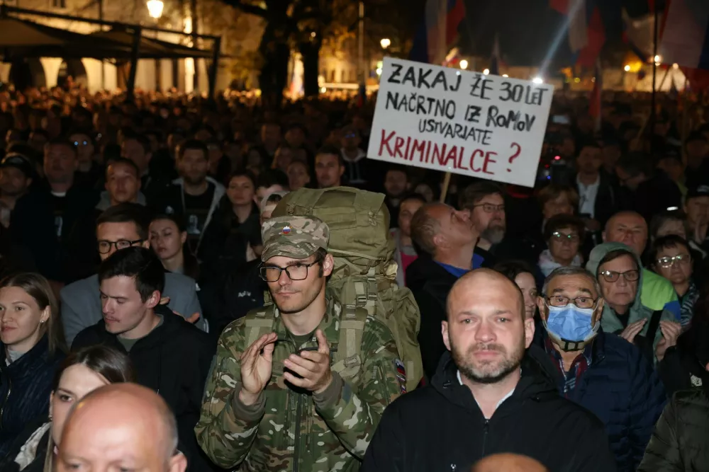 Na protestu se je zbralo več tisoč ljudi. Foto: Jaka Gasar