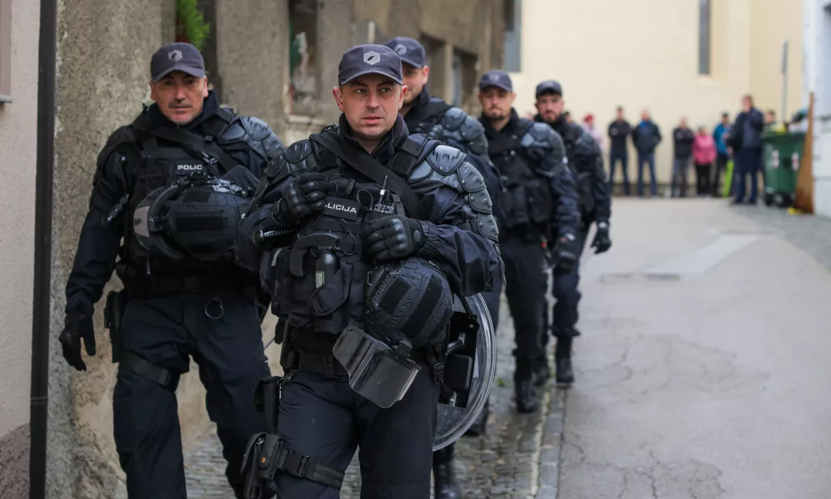 Streljanje v romskem naselju, na terenu pripadniki posebne policijske enote in specialci