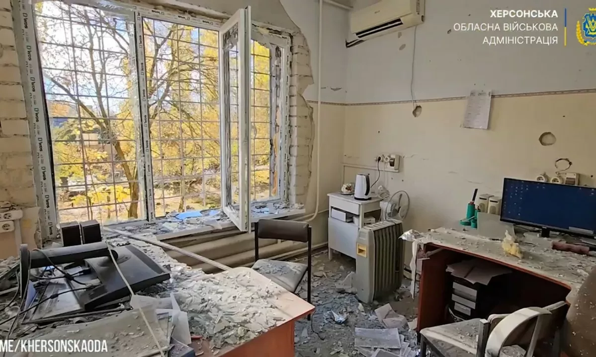 Ruski napad na otroško bolnišnico v Hersonu ranil več ljudi